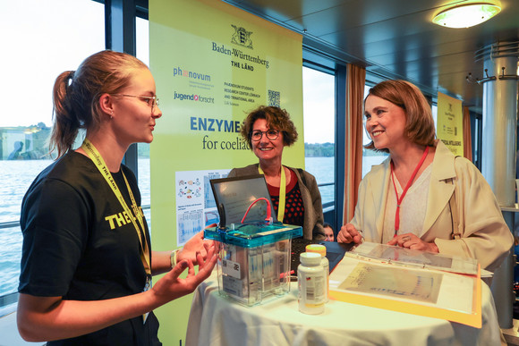 Forschung Nobelpreisträger-Schifffahrt 2023 Wissenschaftsministerin Petra Olschowski (rechts) im Gespräch an einem Infostand