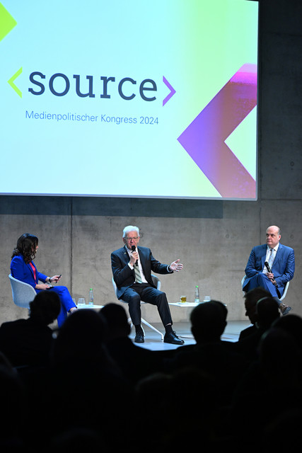 Ministerpräsident Winfried Kretschmann (Mitte), Robin Alexander (rechts), stellvertretender Chefredakteur der WELT Politik, und Moderatorin Carina Jantsch (links) bei einem Podiumsgespräch.