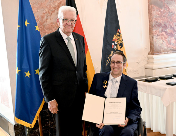 Auszeichnung Verdienstorden des Landes an 24 verdiente Persönlichkeiten Ministerpräsident Winfried Kretschmann (links) und Andreas Braun (rechts)