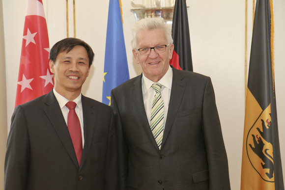 Ministerpräsident Winfried Kretschmann (r.) mit dem Botschafter der Republik Singapur Laurence Bay (l.).