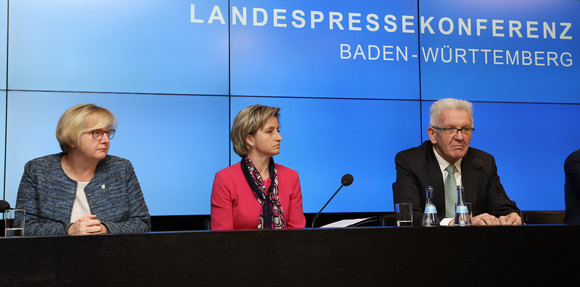 v.l.n.r.: Wissenschaftsministerin Theresia Bauer, Wirtschaftsministerin Nicole Hoffmeister-Kraut und Ministerpräsident Winfried Kretschmann (Bild: Staatsministerium Baden-Württemberg)