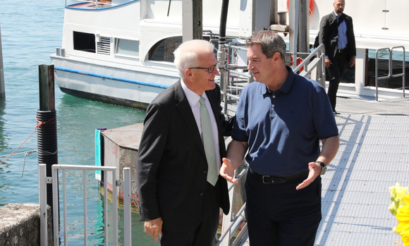 Ministerpräsident Winfried Kretschmann (l.) und Ministerpräsident Dr. Markus Söder (r.) am Hafen in Meersburg (Bild: Staatsministerium Baden-Württemberg)