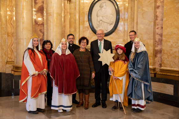 Ministerpräsident Winfried Kretschmann und seine Frau Gerlinde (M.) mit den Sternsingern der Kirchengemeinde St. Michael (Honau) (Bild: Staatsministerium Baden-Württemberg)