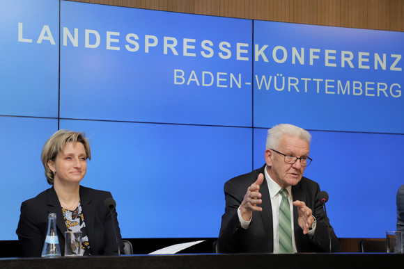 Ministerpräsident Winfried Kretschmann (r.) und Wirtschaftsministerin Dr. Nicole Hoffmeister-Kraut (l.) bei der Regierungspressekonferenz (Bild: Staatsministerium Baden-Württemberg)