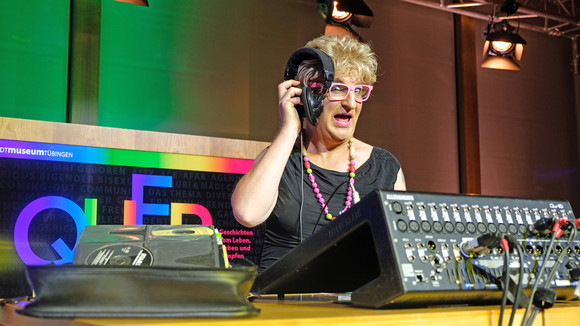 DJ Ades Zabel am Mischpult