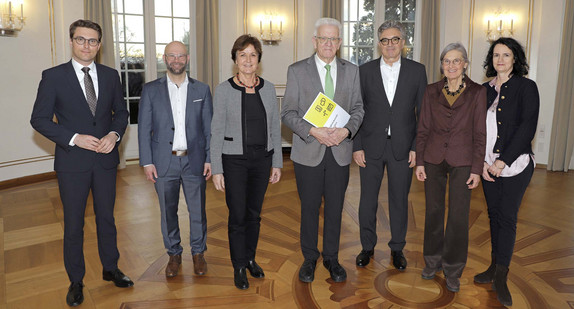 Ministerpräsident Winfried Kretschmann (Mitte) mit den Mitgliedern des Normenkontrollrats Baden-Württemberg