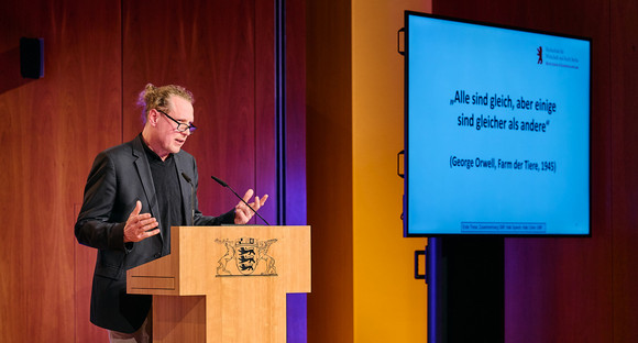 Themenreihe Digitale Hetze, reale Gewalt – Wie stoppen wir den Hass gegen LSBTQIA+? Prof. Dr. Mark Coester
