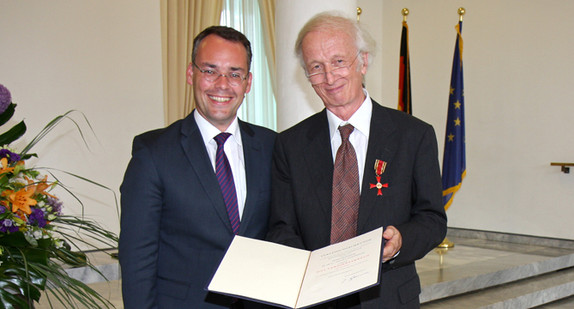 Minister Peter Friedrich (l.) und Prof. Dr. Dr. h. c. Dieter Langewiesche (r.)