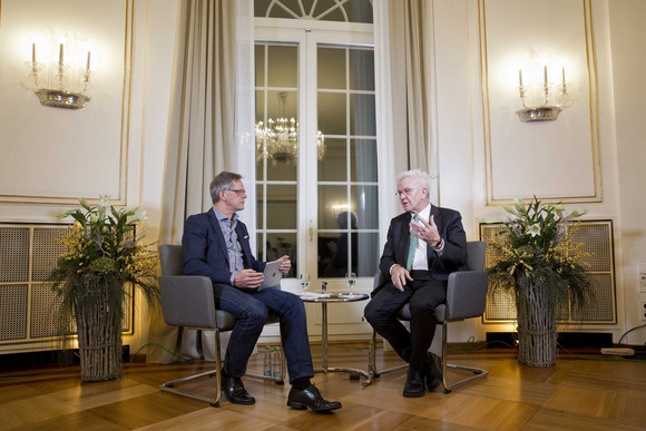 Ministerpräsident Winfried Kretschmann (r.) und Regierungssprecher Rudi Hoogvliet (l.)