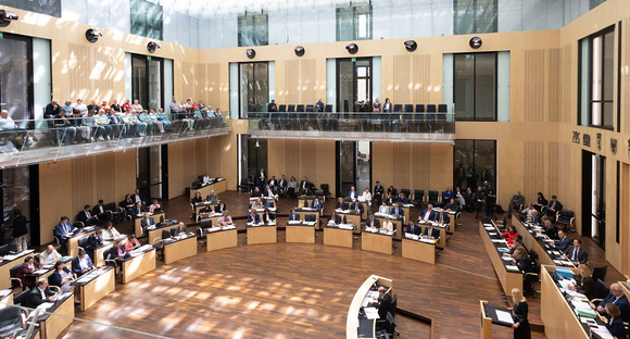 Blick von der Tribüne in den Sitzungssaal während der 1066. Bundesratssitzung.