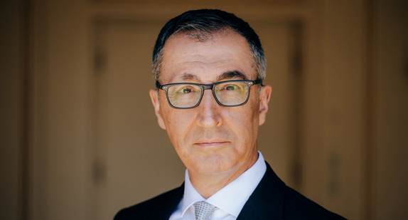 Beschreibung vom Bild: Man sieht Minister-Präsident Cem Özdemir.