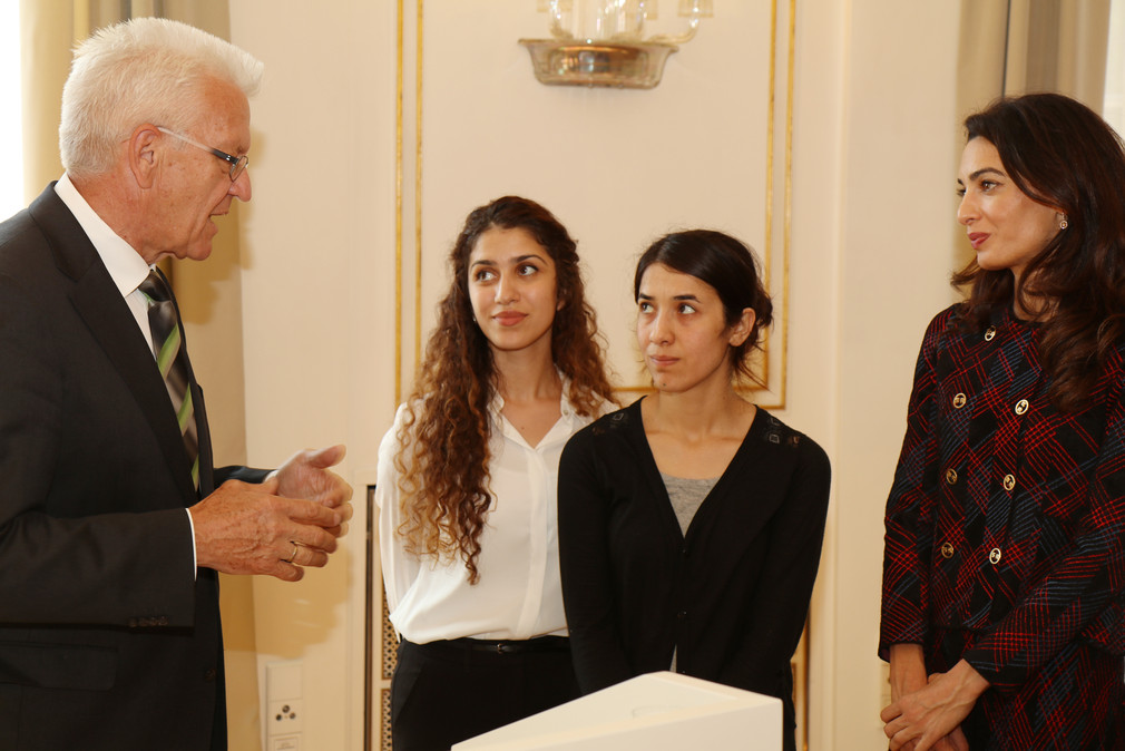 Ministerpräsident Winfried Kretschmann hat die Yezidin Nadja Murad und ihre Anwältin Amal Clooney im Staatsministerium empfangen. 2015 ist Frau Murad im Rahmen des baden-württembergischen Sonderprogramms Nordirak gemeinsam mit ihrer Schwester nach Baden-Württemberg gekommen.