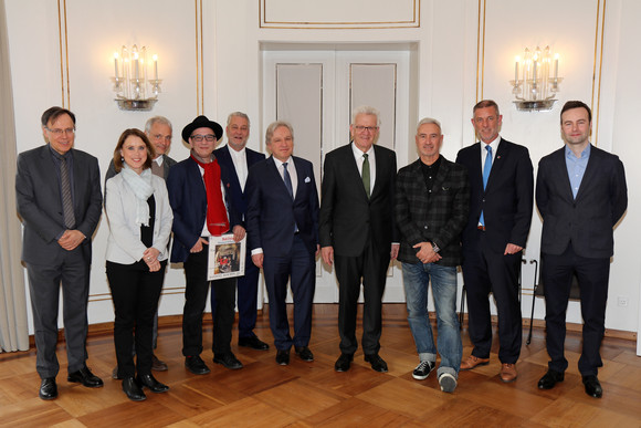 v.l.n.r.: Prof. Carl Bergengruen (Geschäftsführer der MFG Medien- und Filmgesellschaft Baden-Württemberg), Staatssekretärin Petra Olschowski, Prof. Thomas Schadt (Direktor der Filmakademie Baden-Württemberg), Prof. Andreas Hykade (Leiter des Animationsin-stituts der Filmakademie Baden-Württemberg), Thomas Lechner (Herstellungsleiter der Filmakademie Baden-Württemberg), Minister a.D. Dr. Christoph Palmer (Geschäftsführer der Produzentenallianz), Ministerpräsident Winfried Kretschmann, Roland Emmerich, Laupheims Oberbürgermeister Rainer Kapellen und Boris Frank (Geschäftsführer des Carl Laemmle Produzentenpreises)