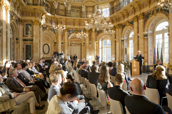 Ministerpräsident Winfried Kretschmann (r.) bei seiner Ansprache zu den Gästen