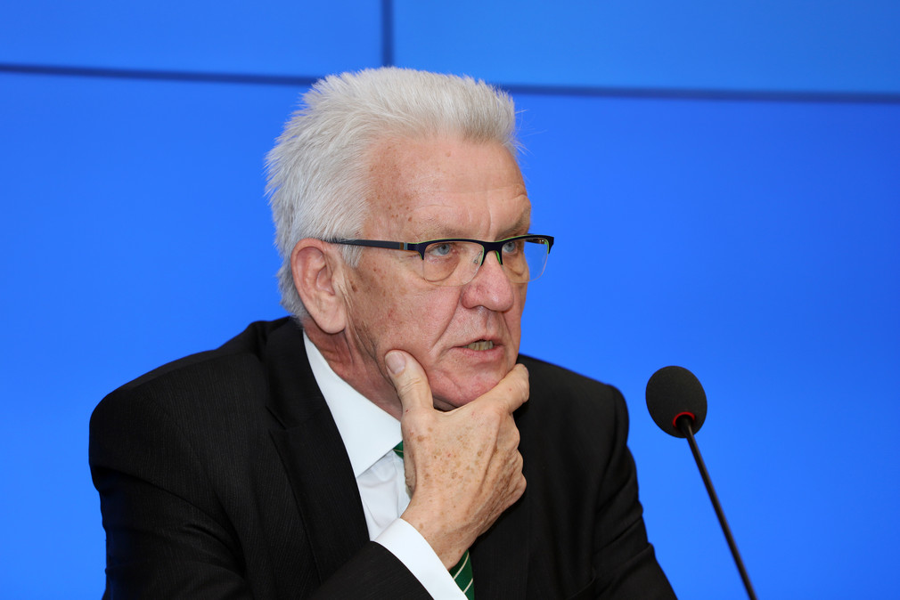 Ministerpräsident Winfried Kretschmann bei der Regierungspressekonferenz (Bild: Staatsministerium Baden-Württemberg)