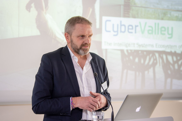 Staatssekretär Volker Ratzmann, Bevollmächtigter des Landes beim Bund, im Cyber Valley in Tübingen (Bild: Staatsministerium Baden-Württemberg)