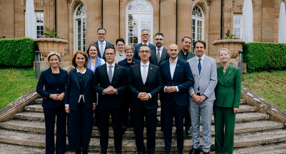 Die neue Landesregierung mit den stimmberechtigten Regierungsmitgliedern vor der Villa Reitzenstein in Stuttgart