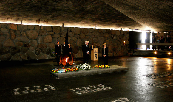 Ministerpräsident Winfried Kretschmann und Wirtschaftsministerin Nicole Hoffmeister-Kraut bei der Kranzniederlegung in der Halle der Erinnerung in der Gedenkstätte Yad Vashem