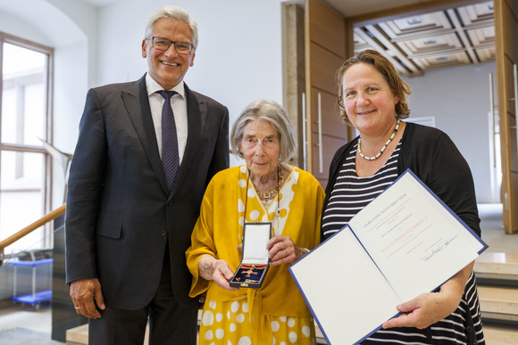 v.l.n.r.: Ulms Oberbürgermeister Gunter Czisch, Peggy Schmihing und Staatssekretärin Theresa Schopper