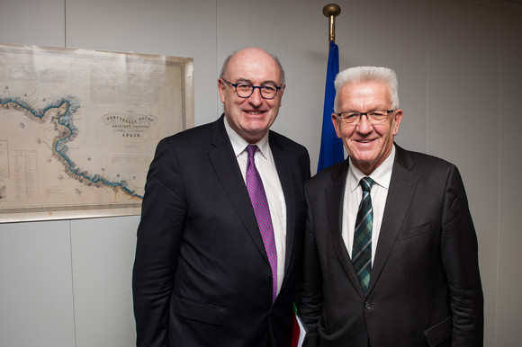 Ministerpräsident Winfried Kretschmann (r.) und der EU-Kommissar für Landwirtschaft und ländliche Entwicklung, Phil Hogan (l.) (Foto: Vertretung des Landes Baden-Württemberg bei der Europäischen Union/FKPH)