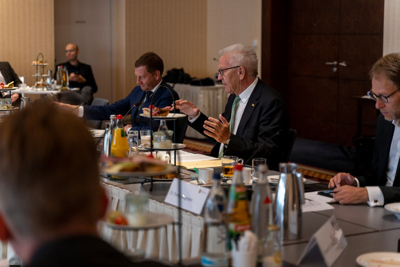 Ministerpräsident Winfried Kretschmann (2.v.r.), der sächsische Ministerpräsident Michael Kretschmer (3.v.r.) und Staatssekretär Dr. Florian Stegmann (r.) beim Wissenschaftsfrühstück mit Rektoren und Studierenden (Bild: Staatsministerium Baden-Württemberg) 