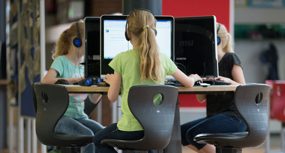 Drei Schülerinnen sitzen an einem Computer-Arbeitsplatz. (Foto: © dpa)