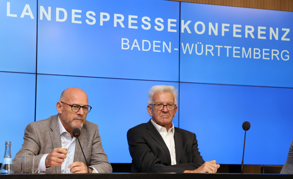 Ministerpräsident Winfried Kretschmann (r.) und Verkehrsminister Winfried Hermann (l.) (Bild: Staatsministerium Baden-Württemberg)