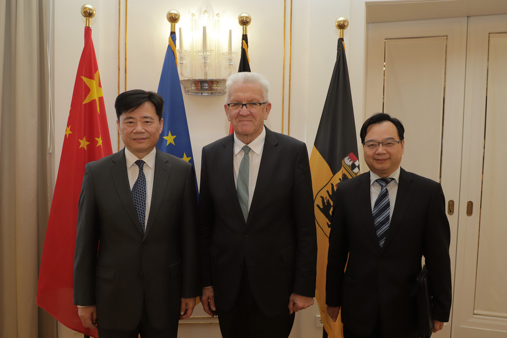 Ministerpräsident Winfried Kretschmann (M.), der chinesische Botschafter Ken Wu (l.) und der chinesische Generalkonsul Congbin Sun (r.) (Bild: Staatsministerium Baden-Württemberg)