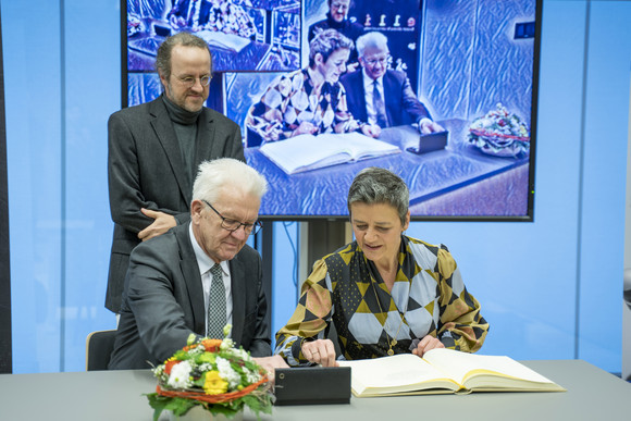 Ministerpräsident Winfried Kretschmann (l.) mit der Exekutiv-Vizepräsidentin der EU-Kommission, Margrethe Vestager (r.), und Prof. Bernhard Schölkopf im Cyber Valley in Tübingen (Bild: Staatsministerium Baden-Württemberg)