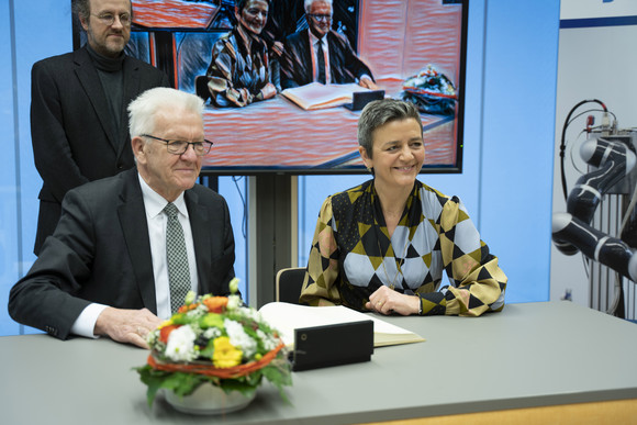 Ministerpräsident Winfried Kretschmann (l.) mit der Exekutiv-Vizepräsidentin der EU-Kommission, Margrethe Vestager (r.), und Prof. Bernhard Schölkopf im Cyber Valley in Tübingen (Bild: Staatsministerium Baden-Württemberg)