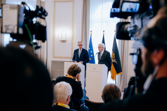 Antrittsbesuch Bundeskanzler Friedrich Merz besucht Baden-Württemberg Presseerklärungen von Bundeskanzler Friedrich Merz (links) und Ministerpräsident Winfried Kretschmann (rechts)