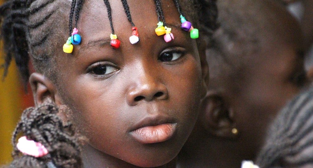 Mädchen mit Haarschmuck an der Kirche St. Sauveur in Bangui, der Hauptstadt der Zentralafrikanischen Republik (Quelle: © dpa).