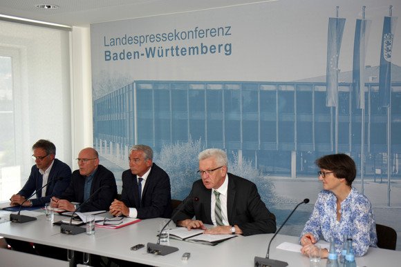 v.l.n.r.: Regierungssprecher Rudi Hoogvliet, Verkehrsminister Winfried Hermann, Innenminister Thomas Strobl, Ministerpräsident Winfried Kretschmann und LPK-Vorsitzende Barbara Schlegel bei der Regierungspressekonferenz