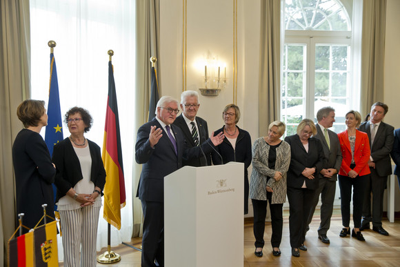 Stuttgart, Villa Reitzenstein: Elke Büdenbender, Gerlinde Kretschmann, Bundespräsident Frank-Walter Steinmeier, Ministerpräsident Winfried Kretschmann und Mitglieder der Landesregierung (v.l.n.r.)