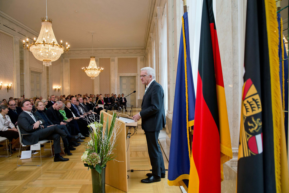Ministerpräsident Winfried Kretschmann (r.) bei seiner Ansprache zu den Gästen