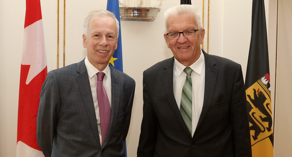Ministerpräsident Winfried Kretschmann (r.) und der kanadische Botschafter Stéphane Dion (l.)