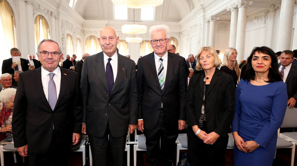 v.l.n.r. General a.D. Wolfgang Schneiderhan, Berthold Maria Schenk Graf von Stauffenberg, Ministerpräsident Winfried Kretschmann, Prof. Dr. Paula Lutum-Lenger und Landtagspräsidentin Muhterem Aras (Bild: Staatsministerium Baden-Württemberg)