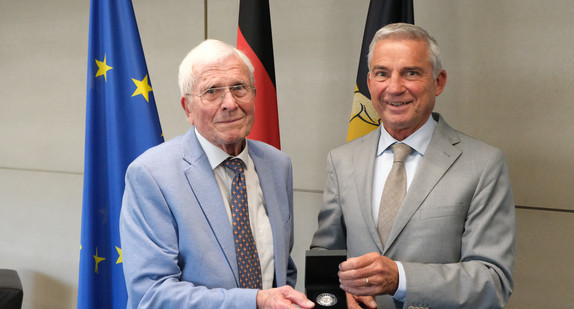 Dr. Klaus Lang (l.) und Innenminister Thomas Strobl (r.)