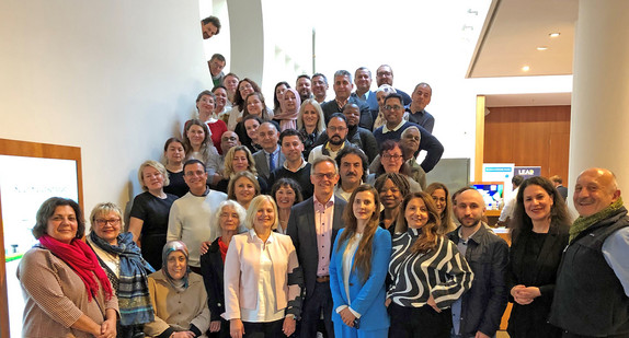 Gruppenbild im Foyer der Landesvertretung mit den Mitgliedern der kommunalen Migrantenvertretungen aus Baden-Württemberg