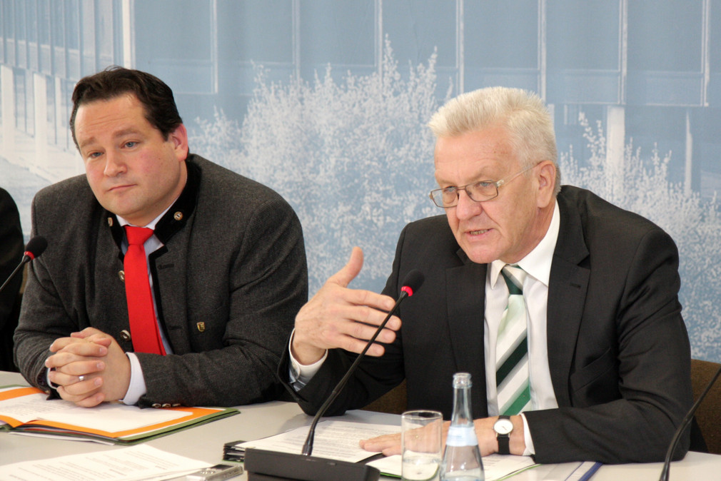 Ministerpräsident Winfried Kretschmann (r.) und Forstminister Alexander Bonde (l.), bei der Regierungspressekonferenz am 1. April 2014 in Stuttgart
