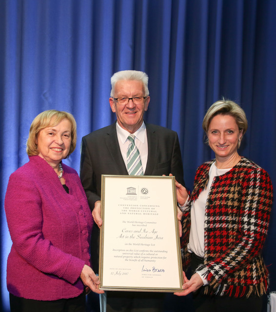 Die Staatsministerin im Auswärtigen Amt, Maria Böhmer (l.), überreicht die UNESCO-Weltkulturerbe-Urkunde „Höhlen und Eiszeitkunst der Schwäbischen Alb“ an Ministerpräsident Winfried Kretschmann (M.) und Wirtschaftsministerin Nicole Hoffmeister-Kraut (r.). (Foto: © Fotografie Felix Oechsler)