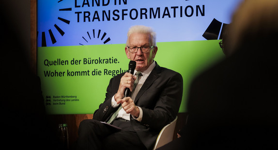 Winfried Kretschmann, Ministerpräsident des Landes Baden-Württemberg auf dem Podium der Veranstaltung LÄND IN TRANSFORMATION zum Thema Bürokratieabbau
