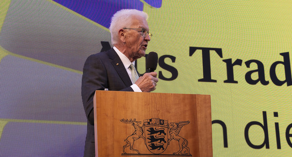Politisches Sommerfest 60. Stallwächterparty: Aus Tradition in die Zukunft SWP 2025: Ministerpräsident Winfried Kretschmann begrüßt die Anwesenden im Garten der Landesvertretung.