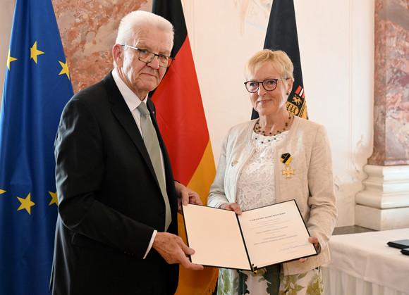 Auszeichnung Verdienstorden des Landes an 24 verdiente Persönlichkeiten Ministerpräsident Winfried Kretschmann (links) und Marie-Luise Linckh (rechts)