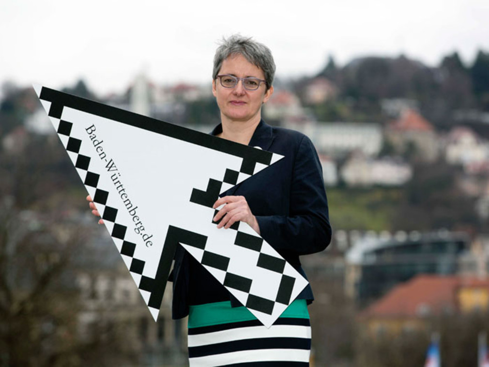 Ministerin Silke Krebs mit einem Baden-Württemberg.de-Pfeil