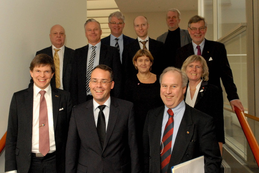 Minister Peter Friedrich (1. Reihe, M.) mit einer Delegation des Verfassungsausschusses des schwedischen Reichstags