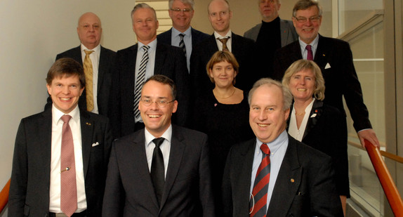 Minister Peter Friedrich (1. Reihe, M.) mit einer Delegation des Verfassungsausschusses des schwedischen Reichstags