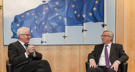 Ministerpräsident Winfried Kretschmann (l.) und EU-Kommissionspräsident Jean-Claude Juncker (r.) im Gespräch (Bild: © FKPH)