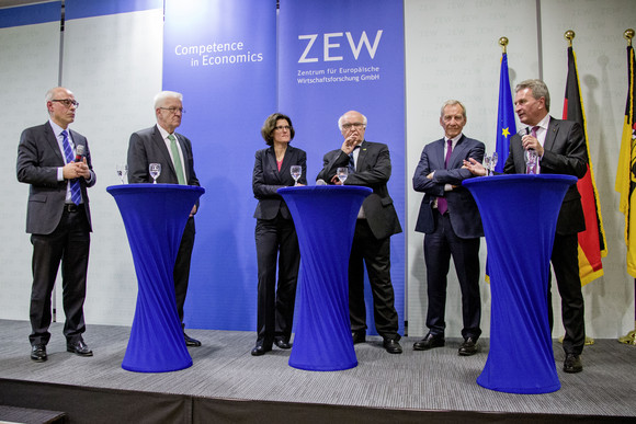 Podiumsdiskussion mit ZEW-Präsident Prof. Achim Wambach Ph.D., Ministerpräsident Winfried Kretschmann, Prof. Dr. Irene Bertschek (Leiterin des Forschungsbereichs „Informations- und Kommunikationstechnologien“ am ZEW), Dr.-Ing. E.h. Martin Herrenknecht (Vorstandsvorsitzender der Herrenknecht AG), Dr. Herbert Henzler (ehem. Deutschland-Chef McKinsey) und EU-Kommissar Günther H. Oettinger (v.l.n.r.) (Foto: Erich Dichiser/ZEW)