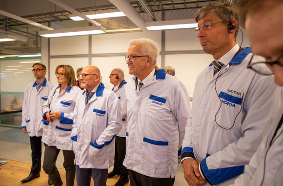 Ministerpräsident Winfried Kretschmann (3.v.r.), Verkehrsminister Winfried Hermann (3.v.l.) und Staatssekretärin Katrin Schütz (2.v.l.) beim Besuch von Nokia in Oulu (Finnland)